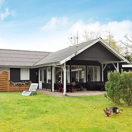 Holiday home Three-bedroom Holiday In 8